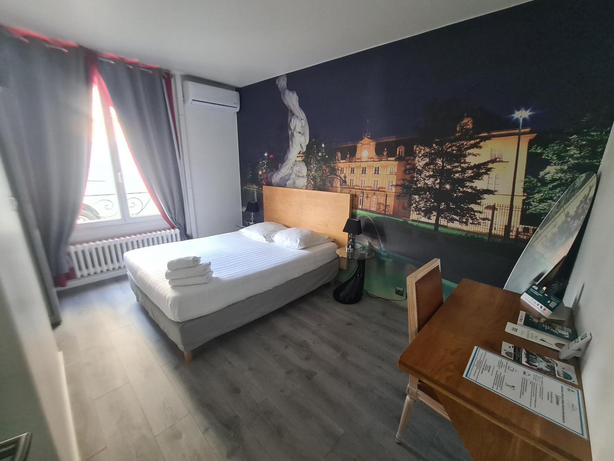 Logis Hotel Du Cirque Troyes Centre Historique Luaran gambar